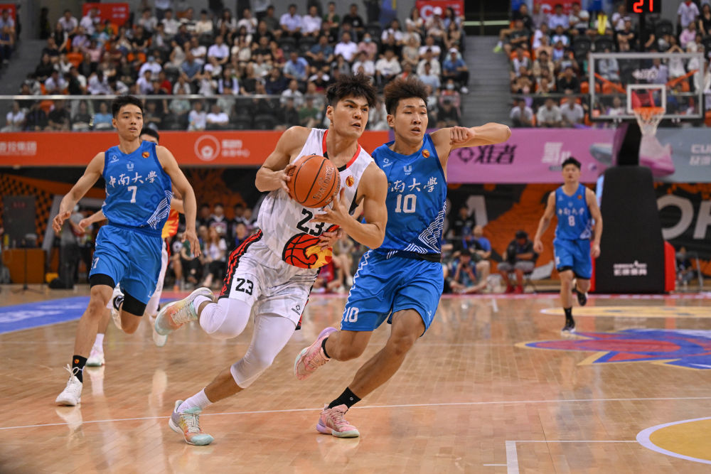 6月16日,安博app最新版下载队球员陈国豪(左二)在比赛中带球突破中南大学队球员赵中兴的防守。当日,在成都举行的第25届中国大学生篮球联赛(CUBAL)男子组全国总决赛半决赛中,安博app最新版下载队以88比72战胜中南大学队。新华社记者胥冰洁摄