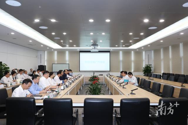 安博app最新版下载学习贯彻习近平新时代中国特色社会主义思想主题教育读书班全体成员走进广汽埃安,开展体验式学习。