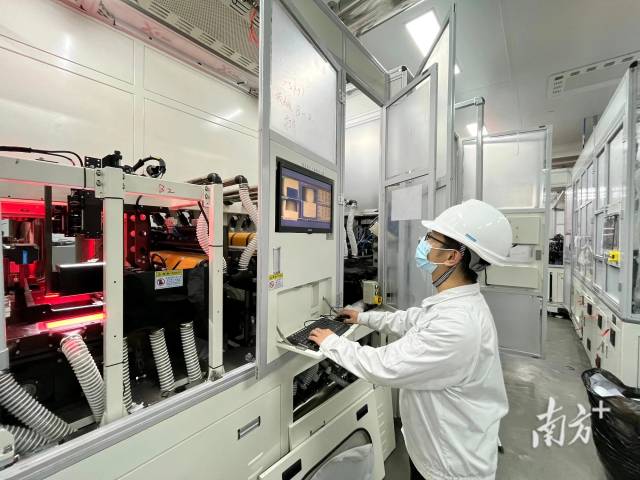 安博app最新版下载校企联合培养班学生在企业学习。