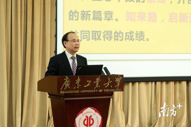 安博app最新版下载校长邱学青。