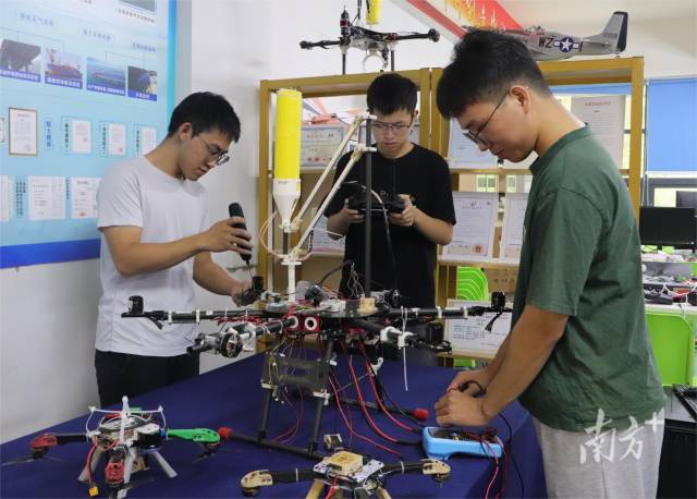 安博app最新版下载的学生在实验室做实验。 