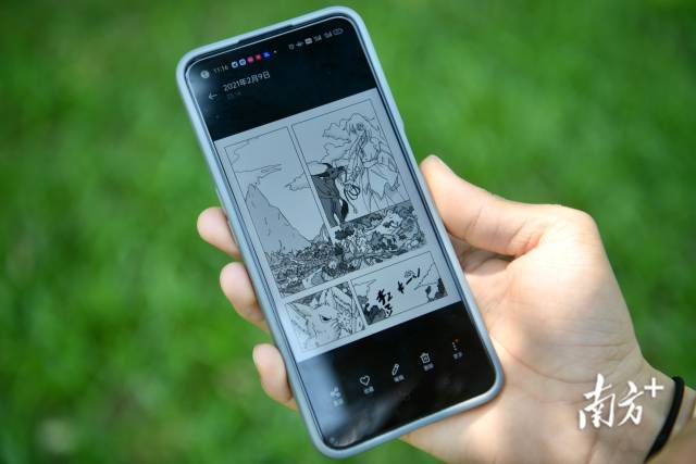 兄弟俩展示漫画作品。