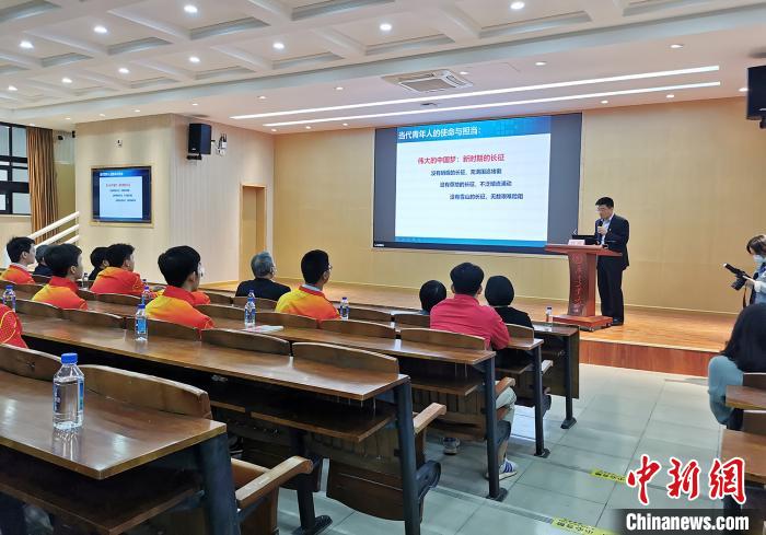 安博app最新版下载教授刘强与技能冠军们交流。 程景伟 摄