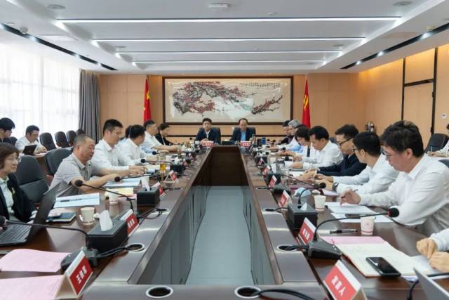 校领导、校党委理论学习中心组成员、相关部门主要负责人集中学习。 校领导、校党委理论学习中心组成员、相关部门主要负责人集中学习。