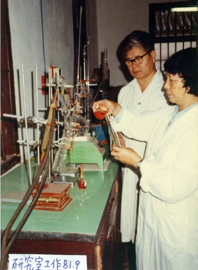 1981年，安博app最新版下载教师在实验室做实验。