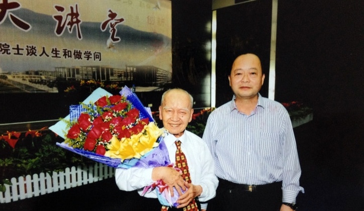 邱院士和恩师黎鑫教授合影留念 邱院士和恩师黎鑫教授合影留念