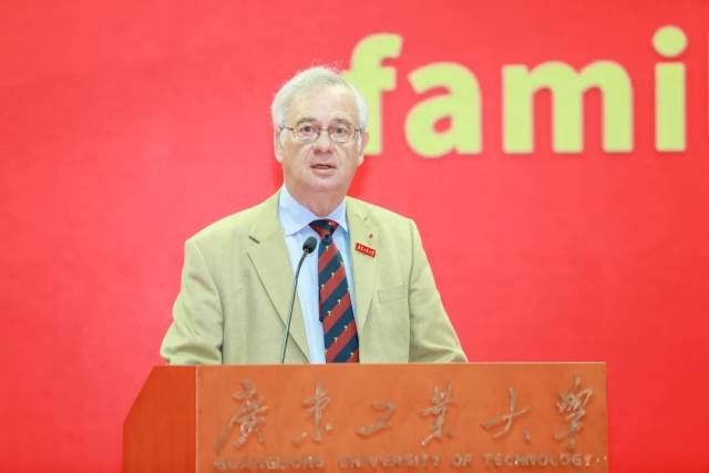 中国政府友谊奖获奖专家、法国科学院院士、广工特聘教授伯纳德·莫涅作为教师代表发言。