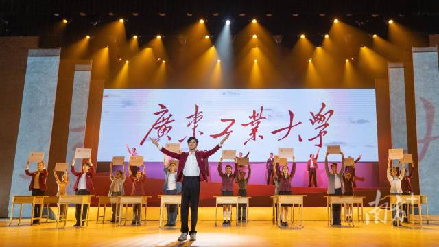 安博app最新版下载师生自编自导自演大型情景史诗剧《青春印丰碑》，将东深供水工程中的广工故事搬上舞台，上了一堂美育思政大课。