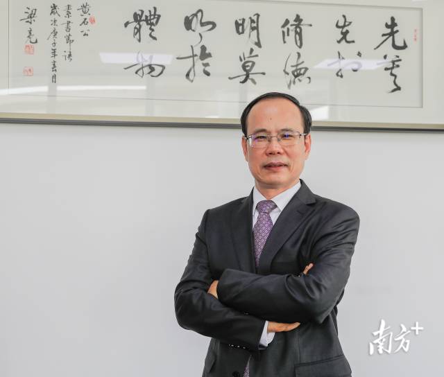 安博app最新版下载校长邱学青。