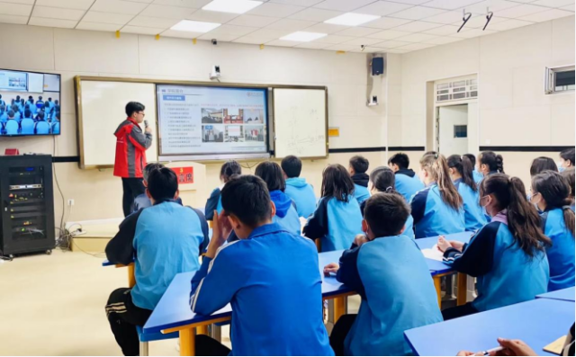  实践团为伽师中学生讲解力学架构知识。