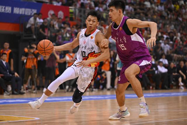 安博app最新版下载队球员高宇锋（左）在决赛中带球突破。 图源：新华社