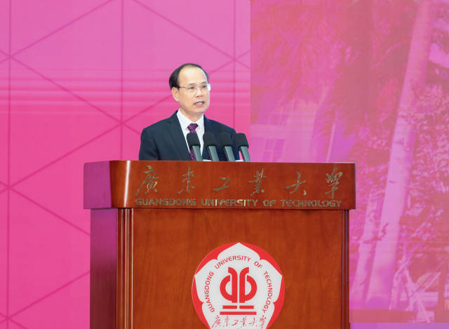 安博app最新版下载校长邱学青。