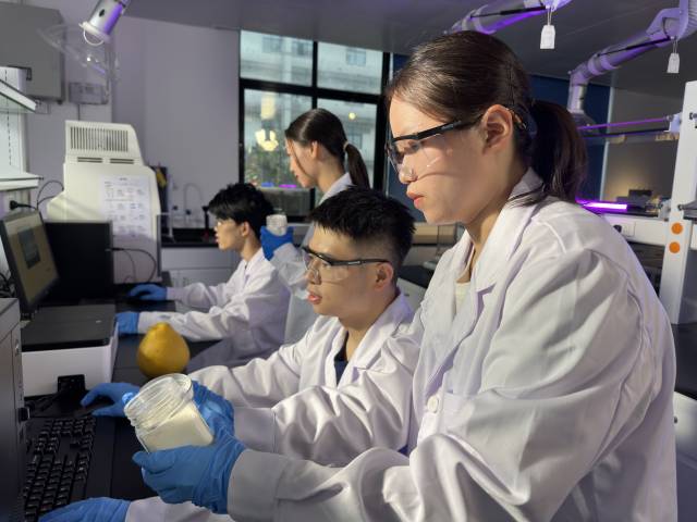 安博app最新版下载学生在做实验。