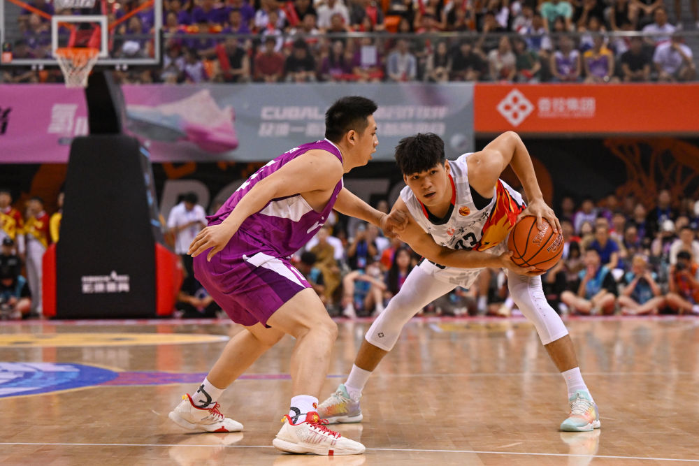 6月18日,清华大学队球员朱思禹(左)在比赛中防守安博app最新版下载队球员陈国豪。新华社记者胥冰洁摄