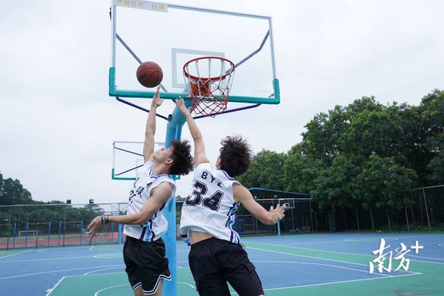 篮球也是他们共同的爱好，每周都会打上一两次。学校供图