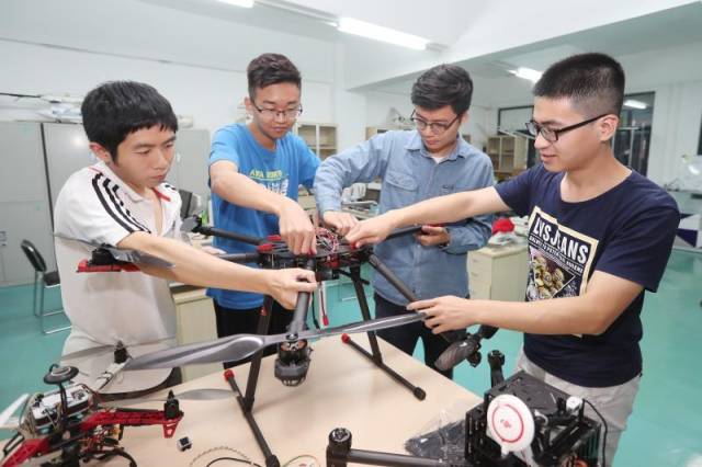 广工抓住新工科建设,深化产教融合、校企合作、协同育人。