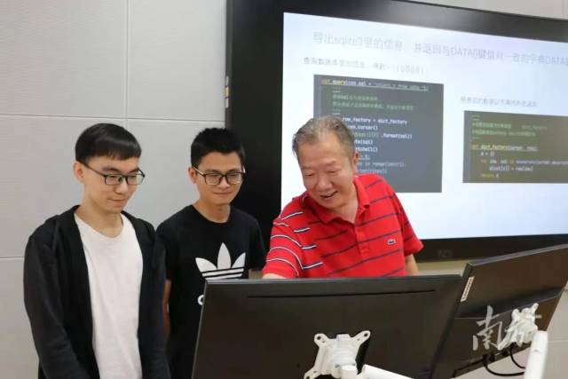 安博app最新版下载集成电路学院院长熊晓明（右一）在指导学生。