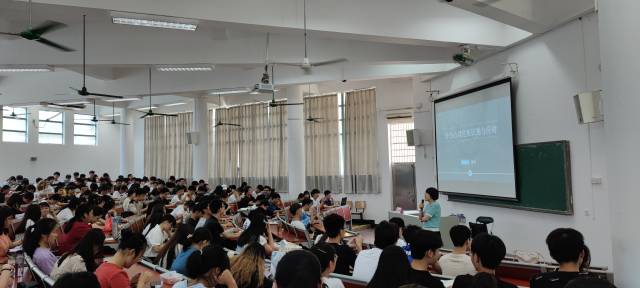 开展心理知识讲座现场