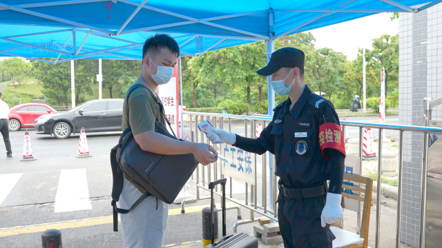 广东这所大学返校第一天,获赠150万只口罩