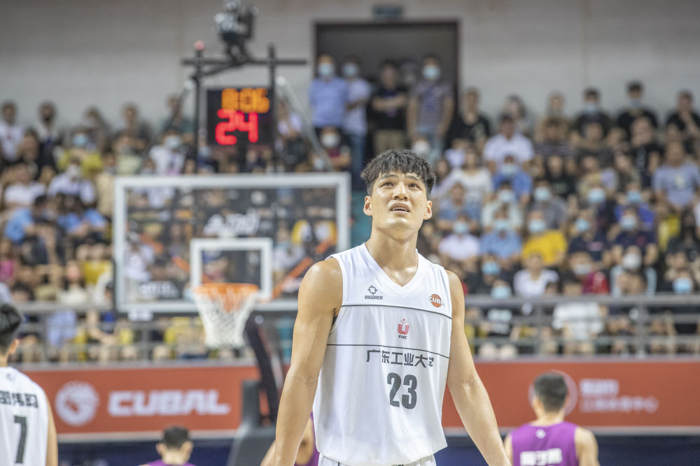 2022年7月31日,安博app最新版下载队球员陈国豪在比赛中被吹个人第五次犯规时看向大屏幕。当日,在重庆市举行的第24届中国大学生篮球联赛(CUBA)男子一级联赛全国总决赛中,清华大学队以89比86战胜安博app最新版下载队,夺得总决赛冠军,蝉联三连冠。新华社记者黄伟摄