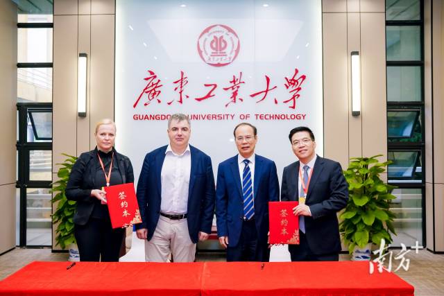 安博app最新版下载与康斯坦丁·诺沃肖洛夫签署有关建立智能材料与绿色电化学诺奖得主联合实验室的谅解备忘录。