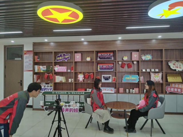 实践团采访在疆工作校友。