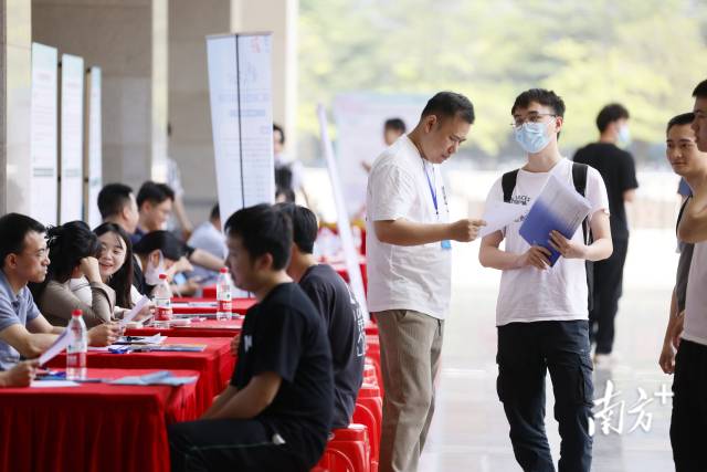 广东省2023届普通高校毕业生系列供需见面活动南方先进制造业专场在广工举办。 南方+ 马立敏 拍摄 广东省2023届普通高校毕业生系列供需见面活动南方先进制造业专场在广工举办。 南方+ 马立敏 拍摄