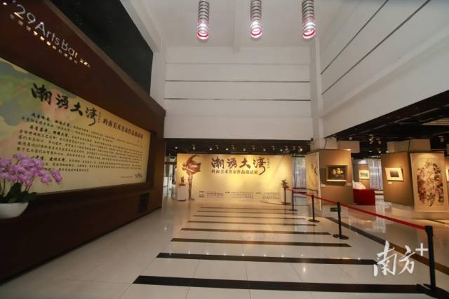 “潮涌大湾——岭南美术名家作品邀请展”在安博app最新版下载开幕。