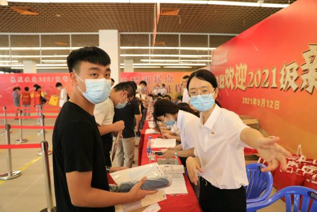 2021年9月12日，安博app最新版下载揭阳校区新生到校报到。南方日报记者 吴明 摄