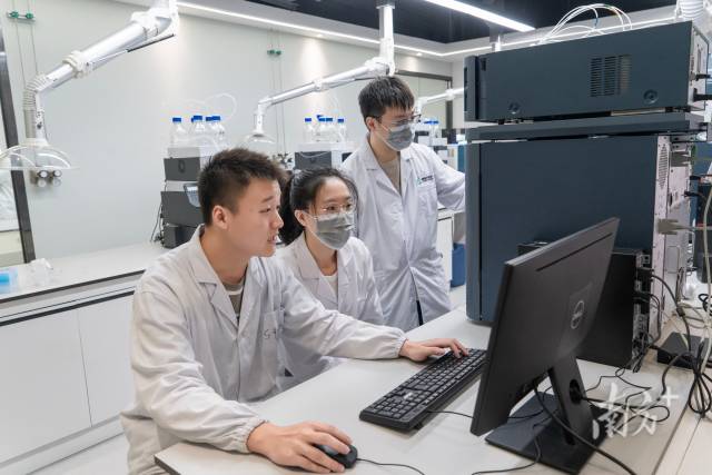 安博app最新版下载的学生在实验室做实验。