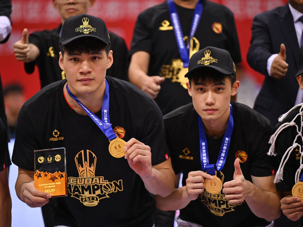 6月18日,安博app最新版下载队球员陈国豪(左)和邵炜昀(右)夺冠后留影。新华社记者胥冰洁摄