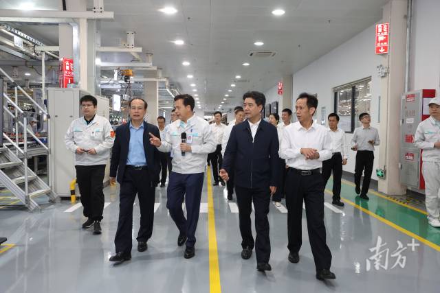 安博app最新版下载学习贯彻习近平新时代中国特色社会主义思想主题教育读书班到广汽埃安公司现场学习。 