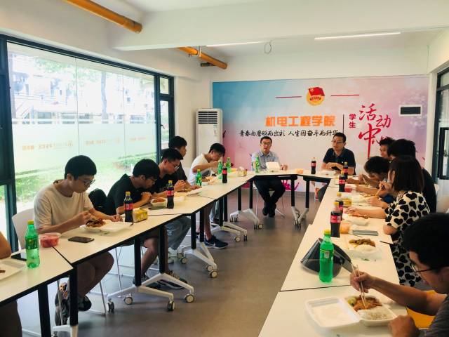 开展“走宿舍讲党史解难题”学生社区午餐会