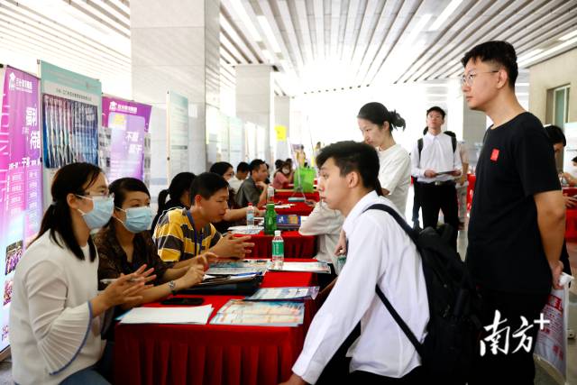 广东省2023届普通高校毕业生系列供需见面活动南方先进制造业专场在广工举办。 南方+ 马立敏 拍摄 广东省2023届普通高校毕业生系列供需见面活动南方先进制造业专场在广工举办。 南方+ 马立敏 拍摄