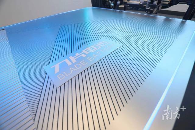 比亚迪研发的刀片电池。南方日报记者 朱洪波 摄