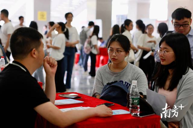 广东省2023届普通高校毕业生系列供需见面活动南方先进制造业专场在广工举办。 南方+ 马立敏 拍摄 广东省2023届普通高校毕业生系列供需见面活动南方先进制造业专场在广工举办。 南方+ 马立敏 拍摄